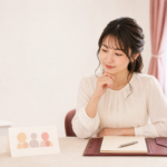 婚活パーティーと結婚相談所を比べる女性